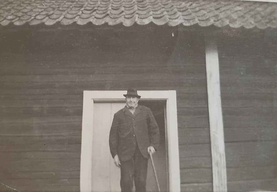 Fredrik Jonsson som bodde i Krutbruket fram till sin död. född 1850 Hidsjölund och död i Krutbruket 1927. 